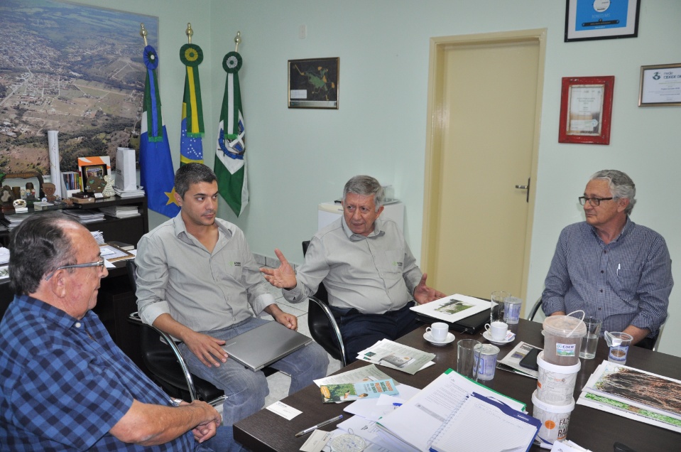 Prefeito recebe representantes de empresa de insumos minerais