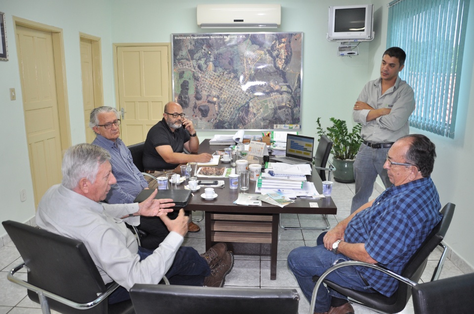 Prefeito recebe representantes de empresa de insumos minerais