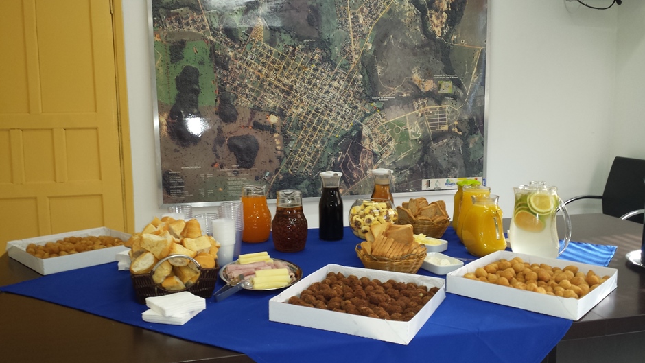 Prefeito em exercício dá as boas vindas aos servidores com café da manhã
