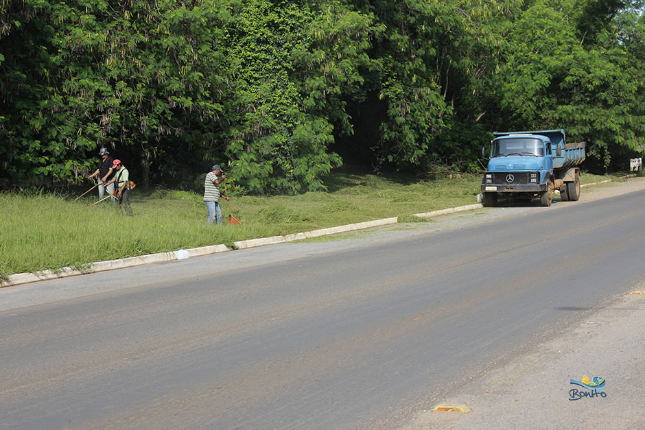 Prefeito Leleco conversa com Secretário de Obras e pede reparos imediatos no município