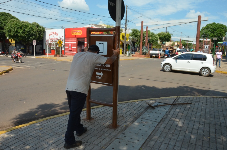 Prefeitura retira e apreende placas de publicidade irregulares