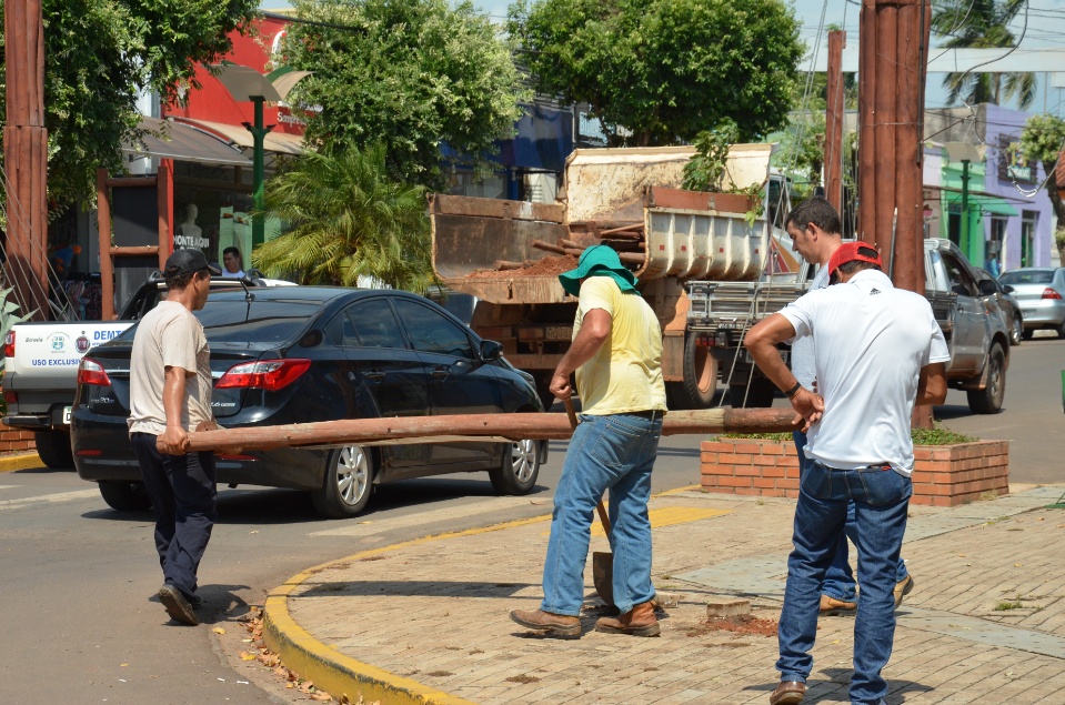 Prefeitura retira e apreende placas de publicidade irregulares