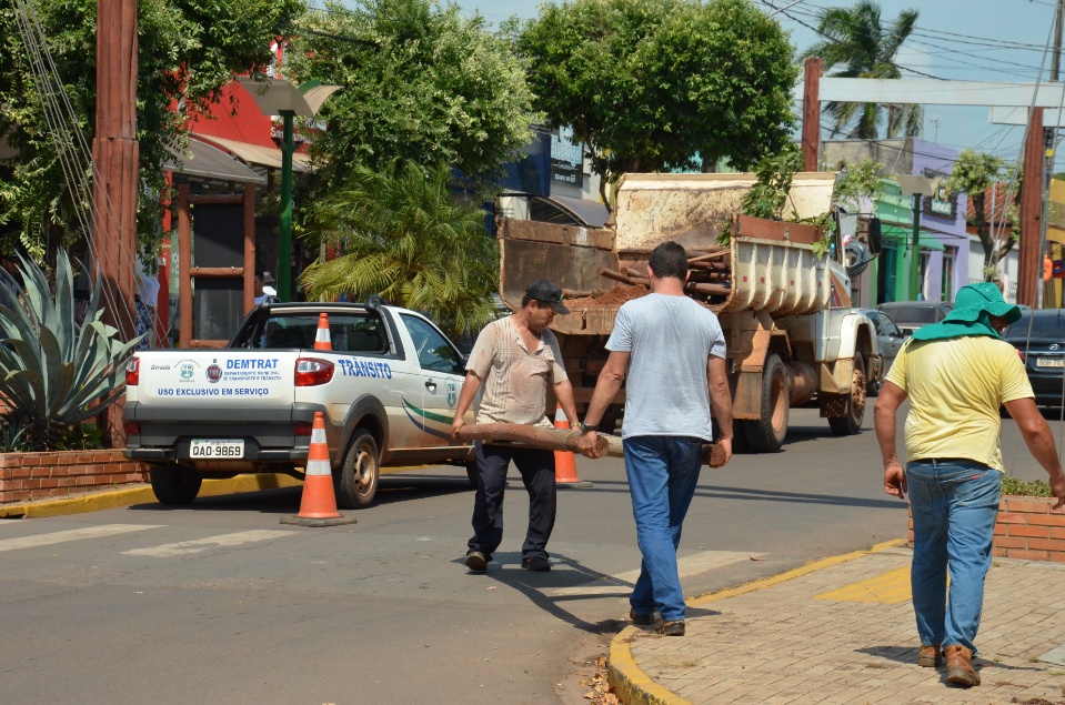 Prefeitura retira e apreende placas de publicidade irregulares