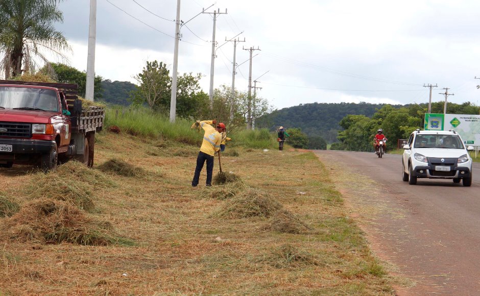 Secretaria de Obras realiza limpeza de acostamento na Rodovia MS-382