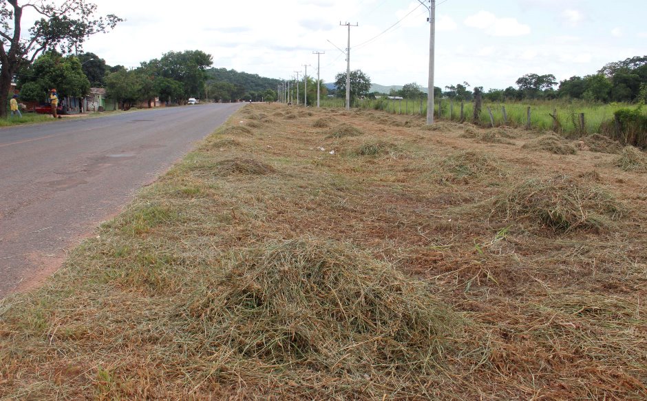 Secretaria de Obras realiza limpeza de acostamento na Rodovia MS-382