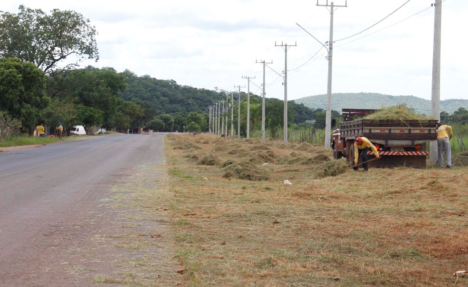 Secretaria de Obras realiza limpeza de acostamento na Rodovia MS-382
