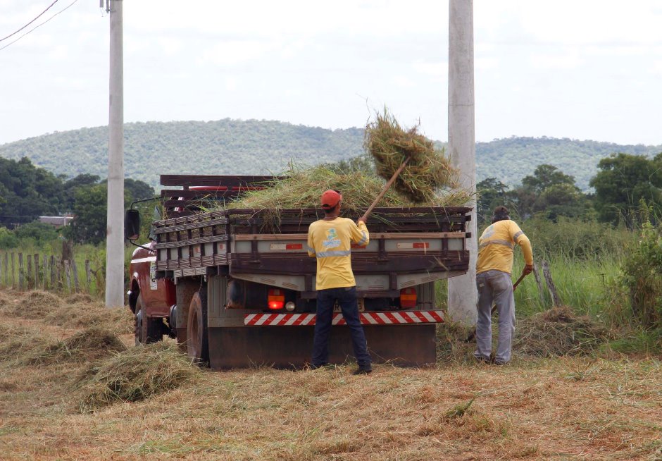 Secretaria de Obras realiza limpeza de acostamento na Rodovia MS-382