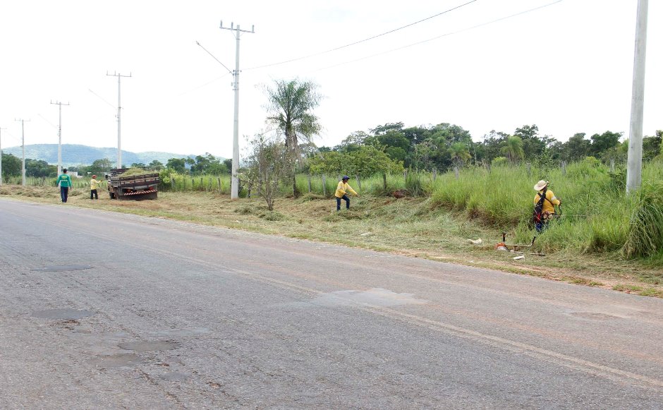Secretaria de Obras realiza limpeza de acostamento na Rodovia MS-382