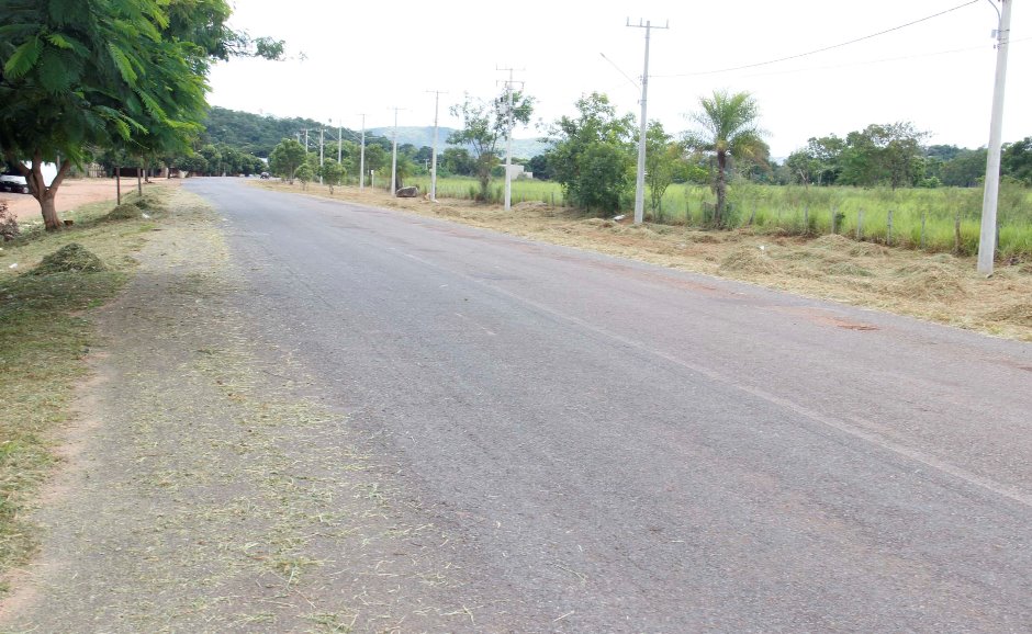 Secretaria de Obras realiza limpeza de acostamento na Rodovia MS-382