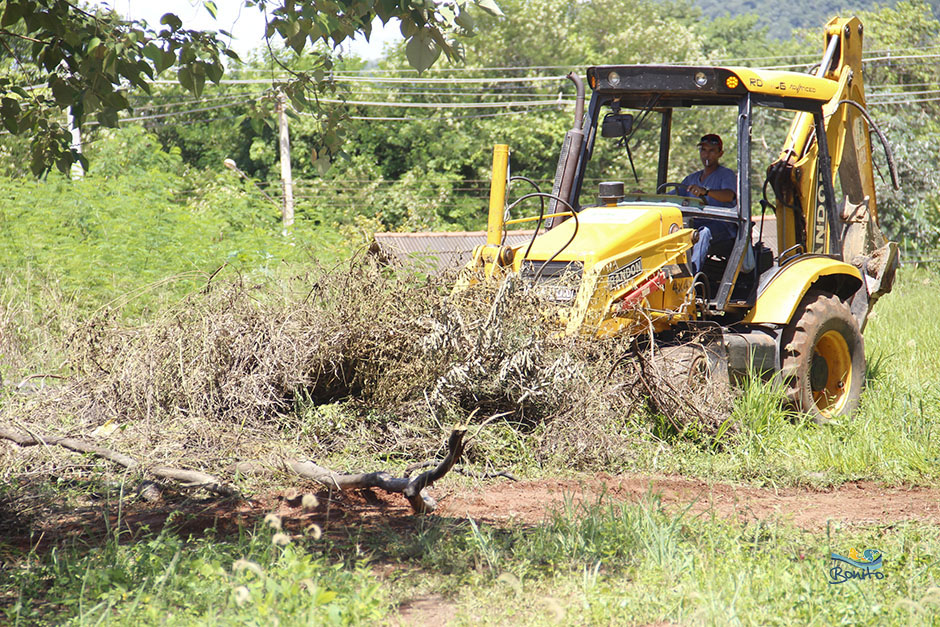 Prefeitura realiza limpeza em diversos pontos da cidade
