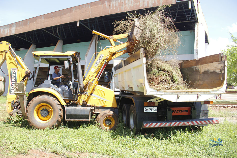 Prefeitura realiza limpeza em diversos pontos da cidade