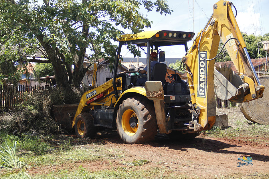 Prefeitura realiza limpeza em diversos pontos da cidade