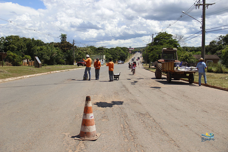 Prefeitura realiza limpeza em diversos pontos da cidade
