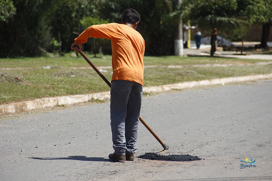 Prefeitura realiza limpeza em diversos pontos da cidade
