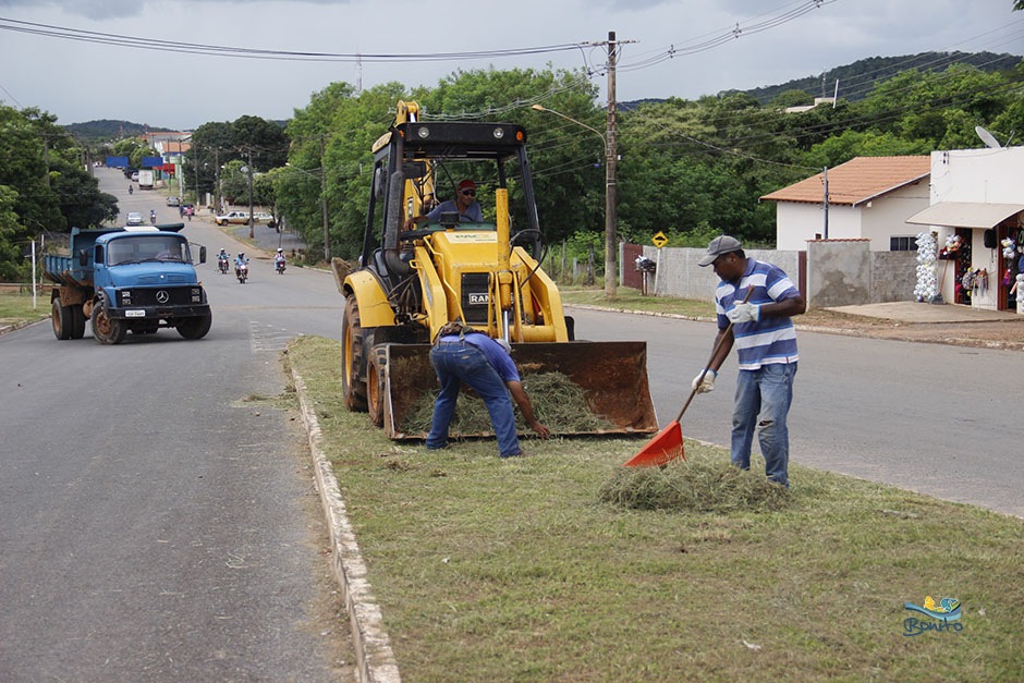 Prefeitura realiza limpeza em diversos pontos da cidade
