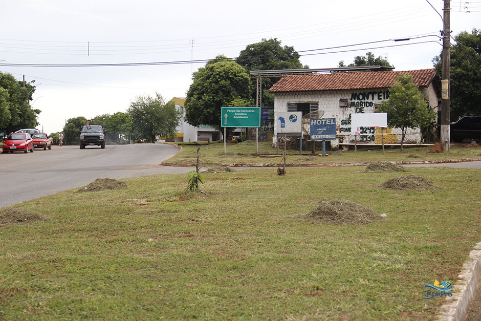 Prefeitura realiza limpeza em diversos pontos da cidade
