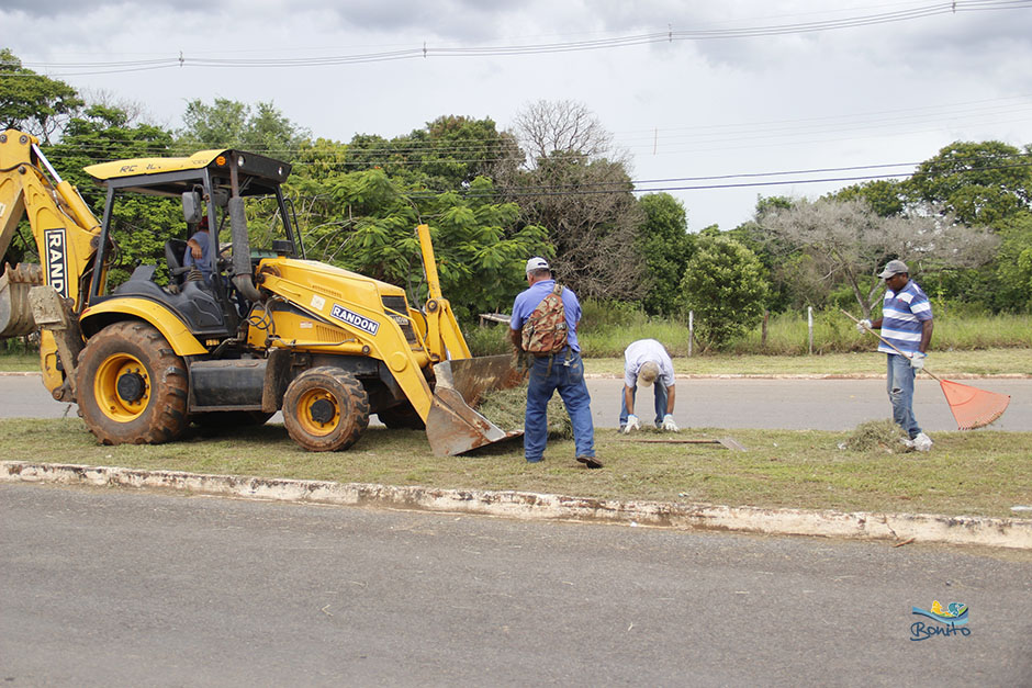 Prefeitura realiza limpeza em diversos pontos da cidade