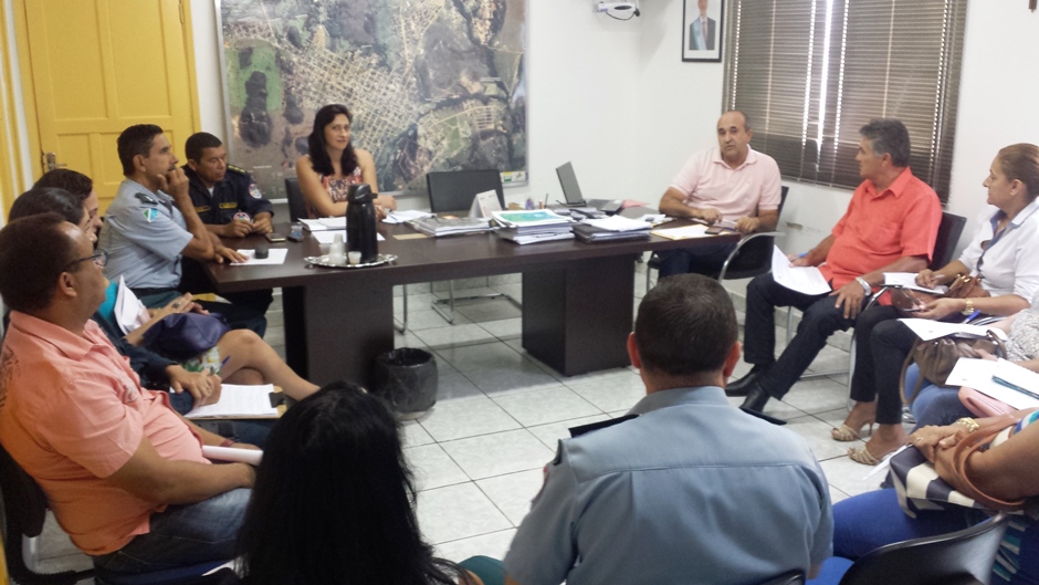 Prefeito participa de reunião com diretores de escolas
