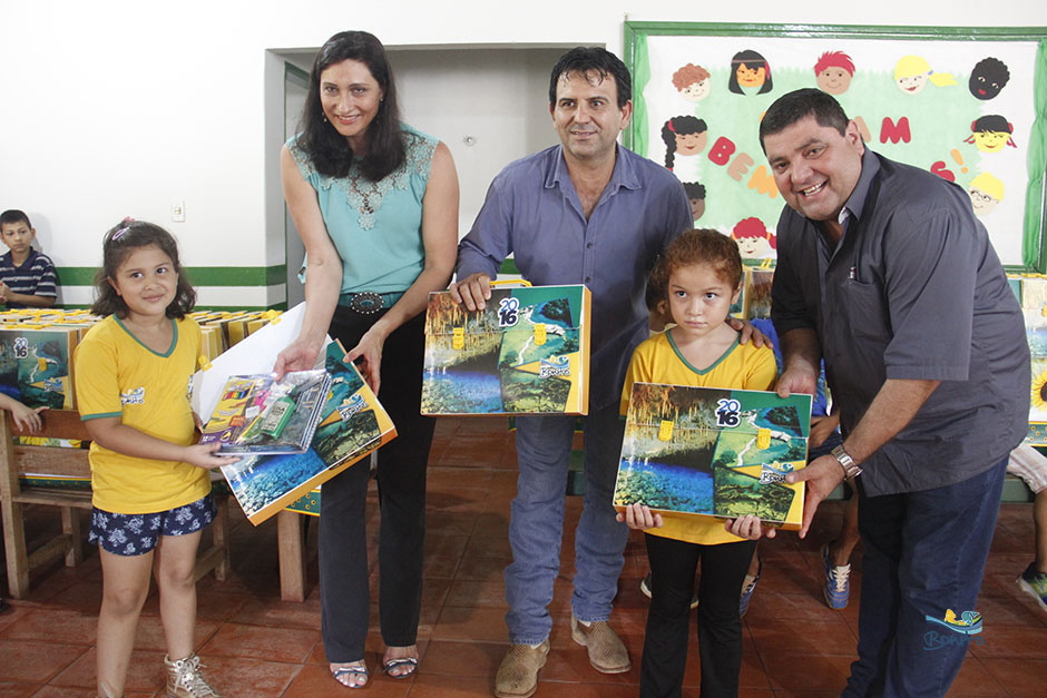 VICE-PREFEITO ENTREGA KIT ESCOLAR PARA ALUNOS DA REDE MUNICIPAL DE ENSINO NO 1º DIA DE AULA