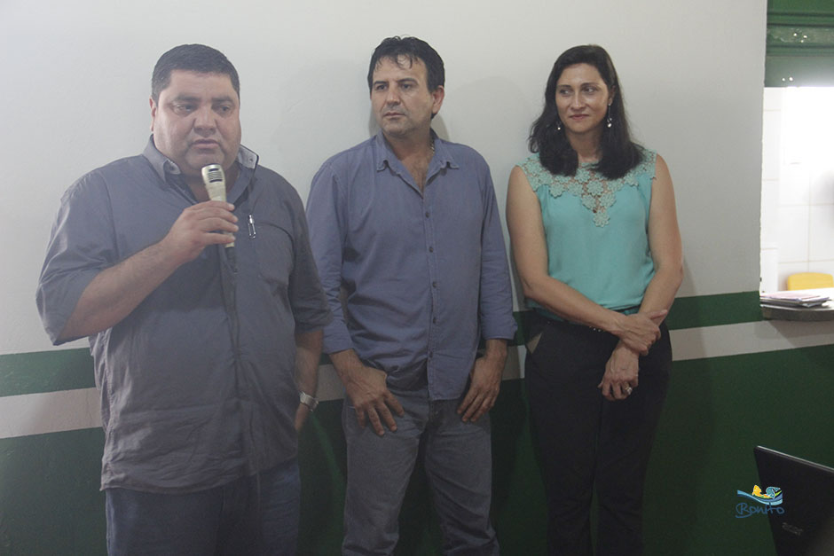 VICE-PREFEITO ENTREGA KIT ESCOLAR PARA ALUNOS DA REDE MUNICIPAL DE ENSINO NO 1º DIA DE AULA