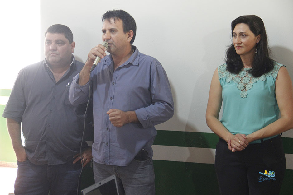 VICE-PREFEITO ENTREGA KIT ESCOLAR PARA ALUNOS DA REDE MUNICIPAL DE ENSINO NO 1º DIA DE AULA