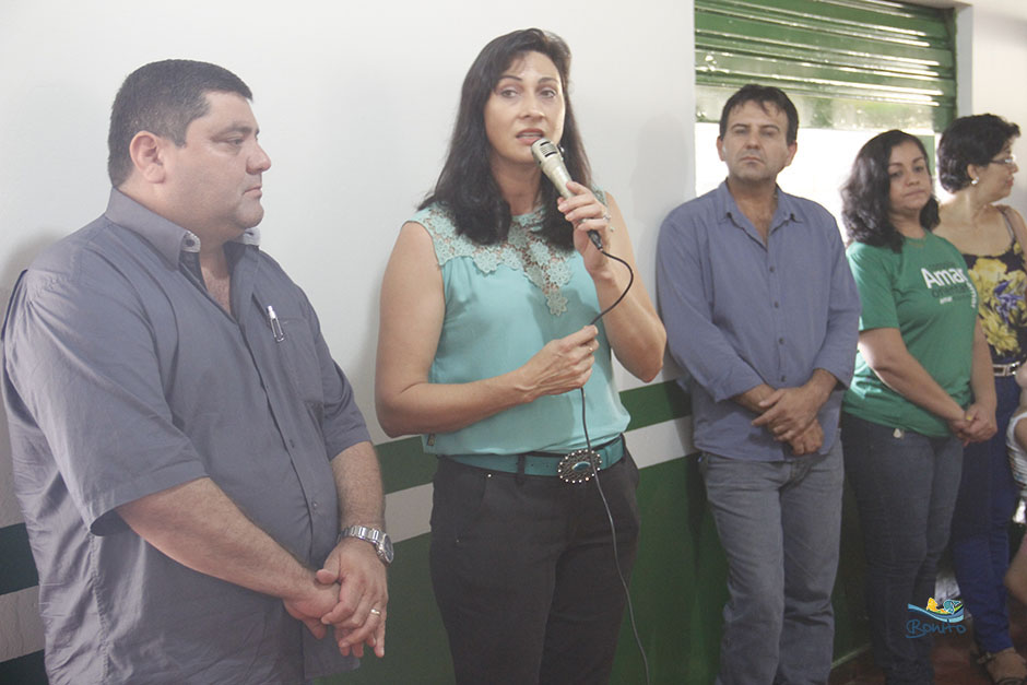 VICE-PREFEITO ENTREGA KIT ESCOLAR PARA ALUNOS DA REDE MUNICIPAL DE ENSINO NO 1º DIA DE AULA