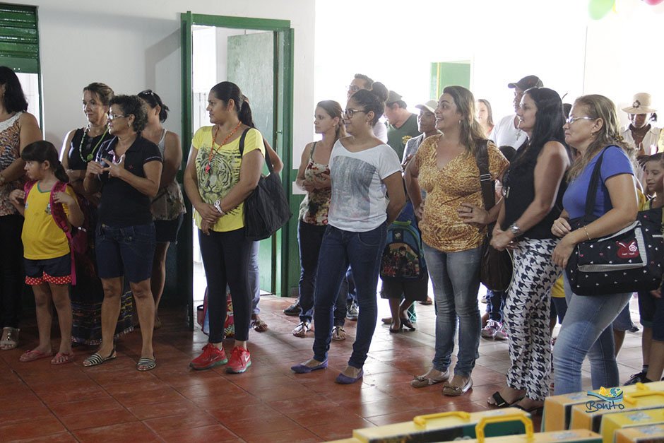 VICE-PREFEITO ENTREGA KIT ESCOLAR PARA ALUNOS DA REDE MUNICIPAL DE ENSINO NO 1º DIA DE AULA