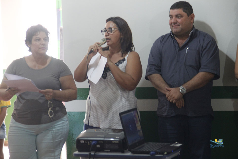 VICE-PREFEITO ENTREGA KIT ESCOLAR PARA ALUNOS DA REDE MUNICIPAL DE ENSINO NO 1º DIA DE AULA