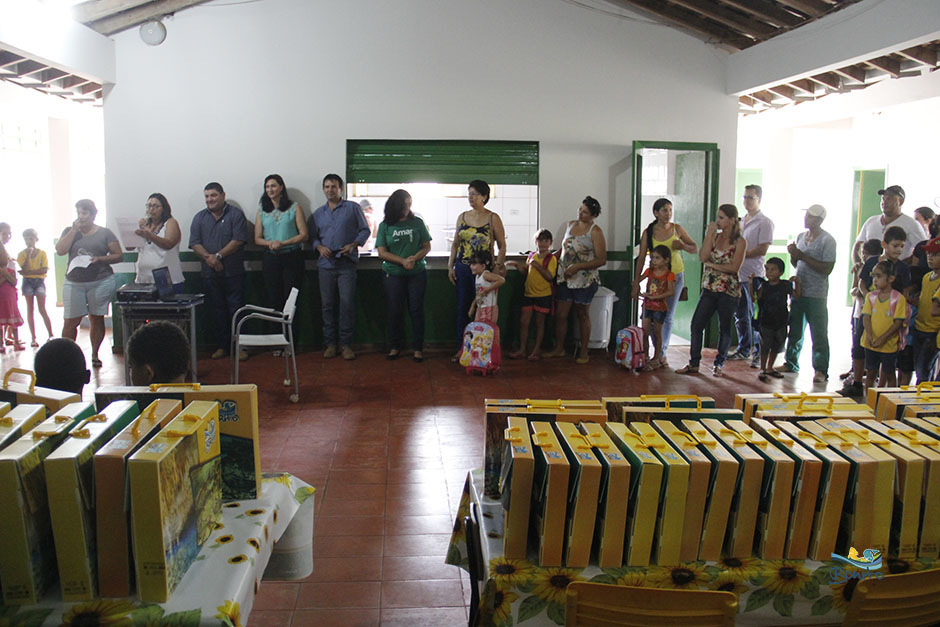 VICE-PREFEITO ENTREGA KIT ESCOLAR PARA ALUNOS DA REDE MUNICIPAL DE ENSINO NO 1º DIA DE AULA