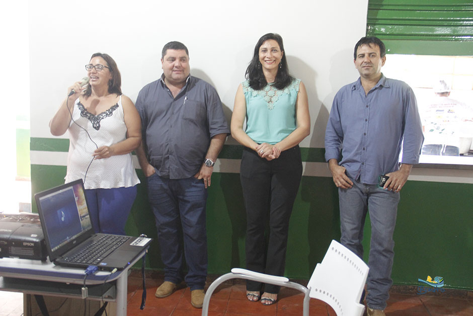 VICE-PREFEITO ENTREGA KIT ESCOLAR PARA ALUNOS DA REDE MUNICIPAL DE ENSINO NO 1º DIA DE AULA