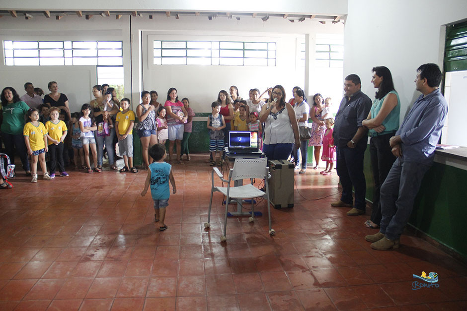 VICE-PREFEITO ENTREGA KIT ESCOLAR PARA ALUNOS DA REDE MUNICIPAL DE ENSINO NO 1º DIA DE AULA