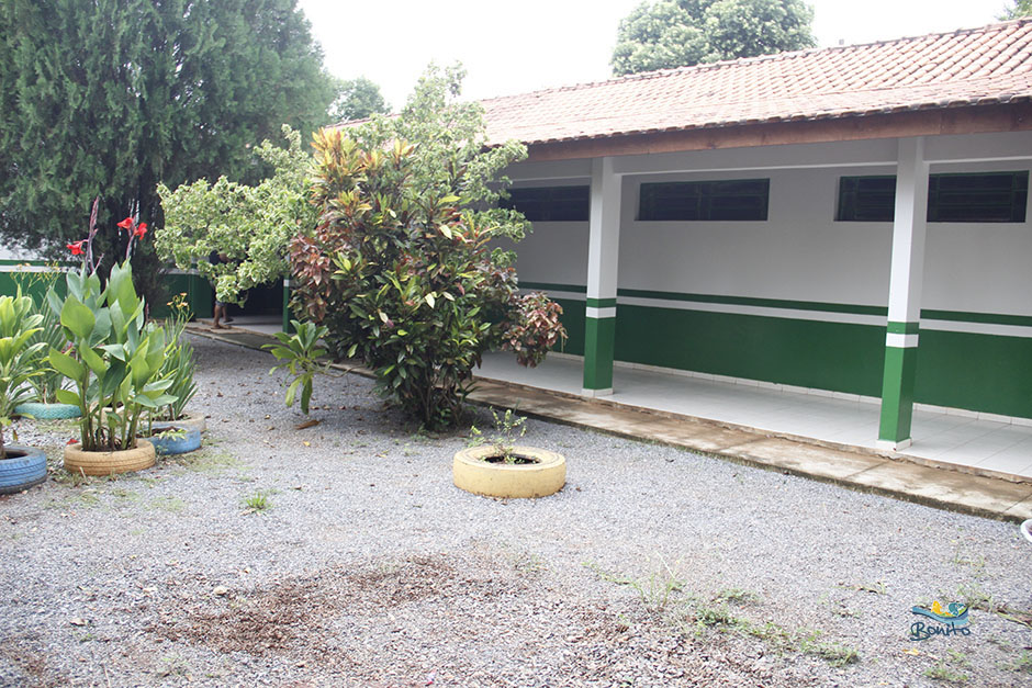 VICE-PREFEITO ENTREGA KIT ESCOLAR PARA ALUNOS DA REDE MUNICIPAL DE ENSINO NO 1º DIA DE AULA