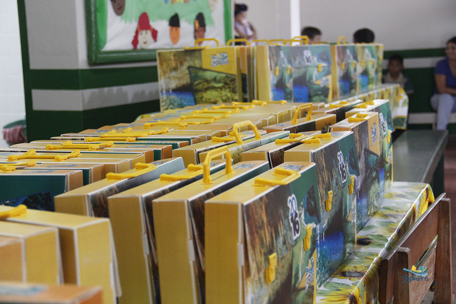 VICE-PREFEITO ENTREGA KIT ESCOLAR PARA ALUNOS DA REDE MUNICIPAL DE ENSINO NO 1º DIA DE AULA