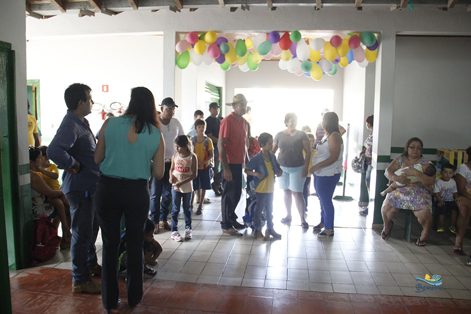VICE-PREFEITO ENTREGA KIT ESCOLAR PARA ALUNOS DA REDE MUNICIPAL DE ENSINO NO 1º DIA DE AULA