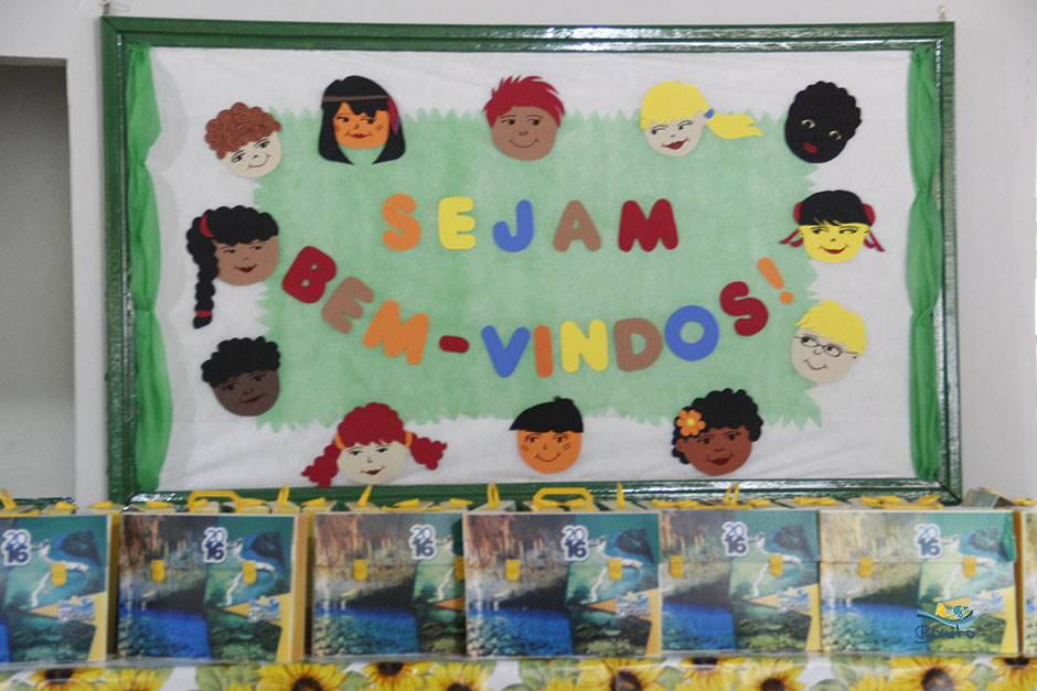 VICE-PREFEITO ENTREGA KIT ESCOLAR PARA ALUNOS DA REDE MUNICIPAL DE ENSINO NO 1º DIA DE AULA