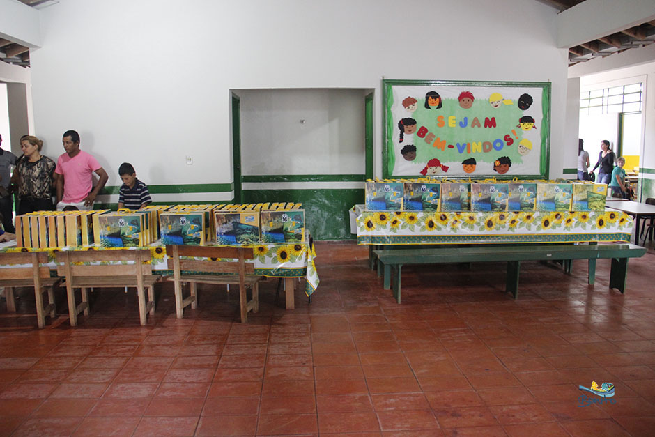 VICE-PREFEITO ENTREGA KIT ESCOLAR PARA ALUNOS DA REDE MUNICIPAL DE ENSINO NO 1º DIA DE AULA