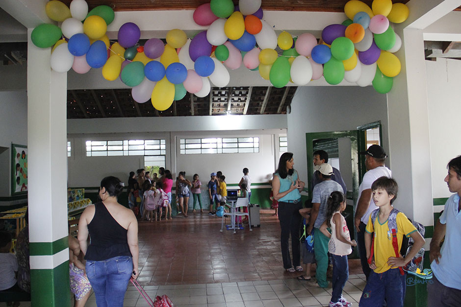 VICE-PREFEITO ENTREGA KIT ESCOLAR PARA ALUNOS DA REDE MUNICIPAL DE ENSINO NO 1º DIA DE AULA