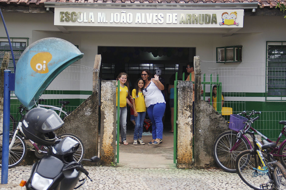 VICE-PREFEITO ENTREGA KIT ESCOLAR PARA ALUNOS DA REDE MUNICIPAL DE ENSINO NO 1º DIA DE AULA