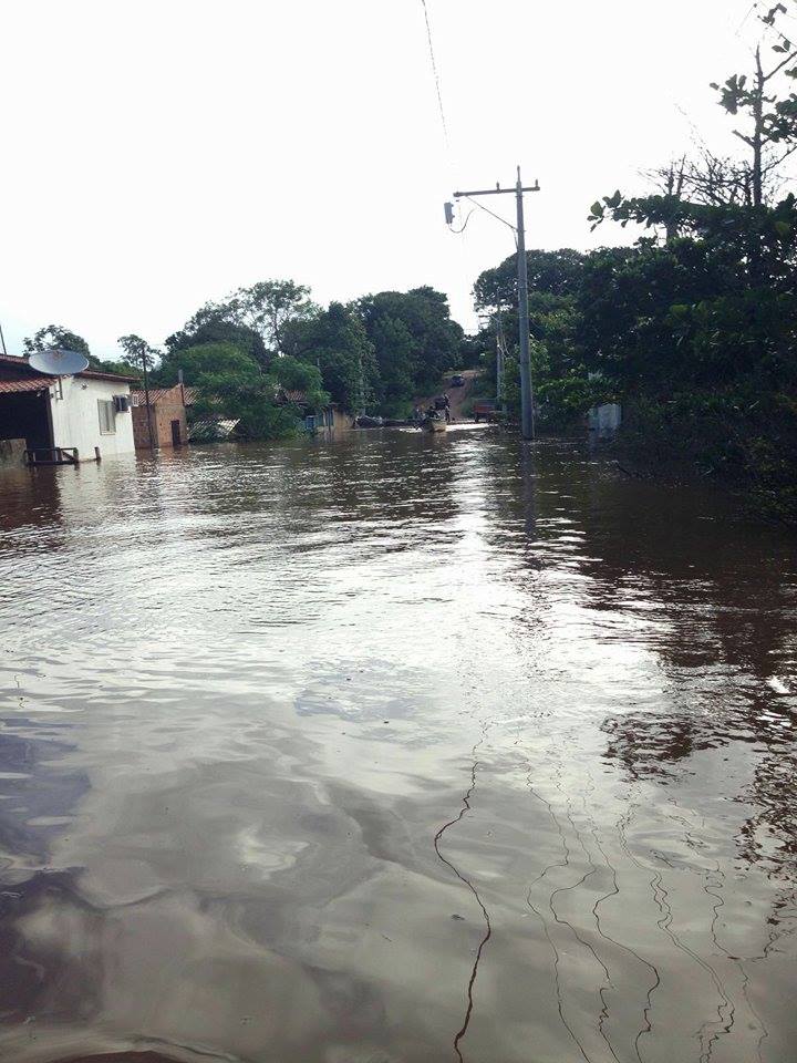 Prefeito Leleco vai ao Distrito Águas do Miranda visitar famílias desabrigadas