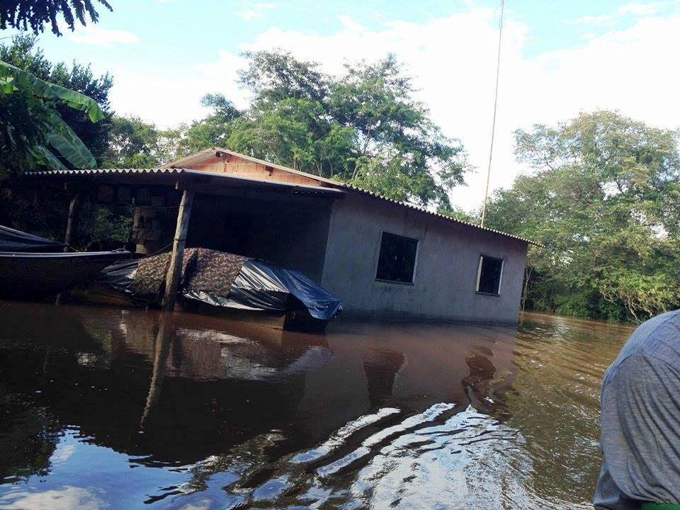 Prefeito Leleco vai ao Distrito Águas do Miranda visitar famílias desabrigadas