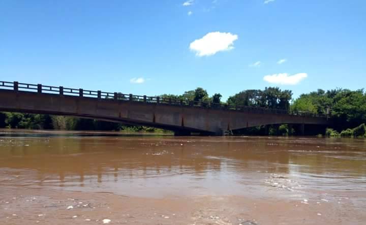 Prefeito Leleco vai ao Distrito Águas do Miranda visitar famílias desabrigadas