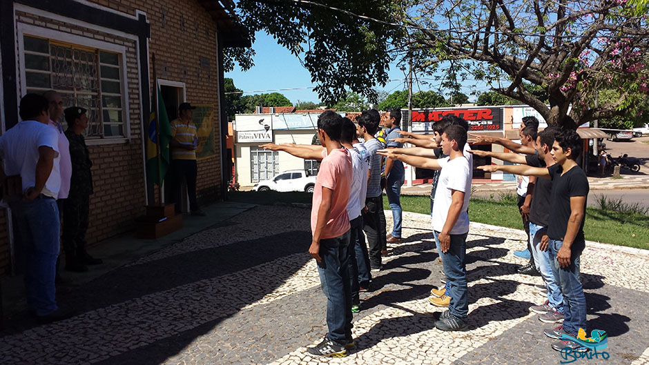 Fotos: Jovens dispensados pelo Serviço Militar fazem juramento a bandeira