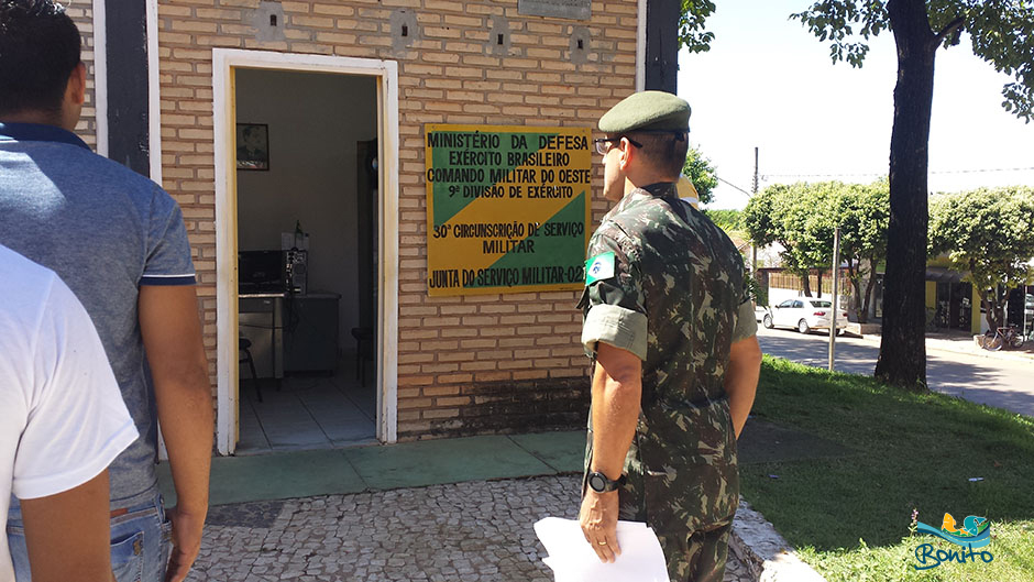 Fotos: Jovens dispensados pelo Serviço Militar fazem juramento a bandeira