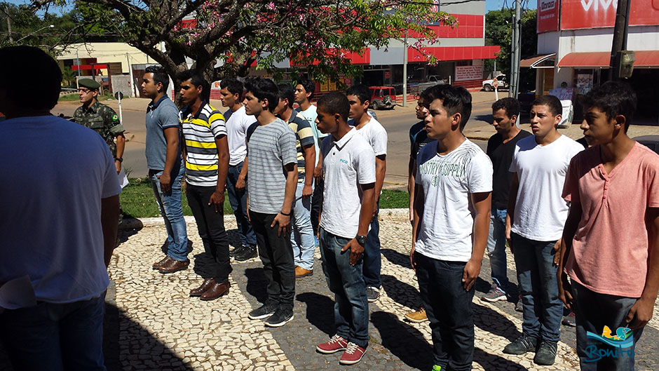 Fotos: Jovens dispensados pelo Serviço Militar fazem juramento a bandeira