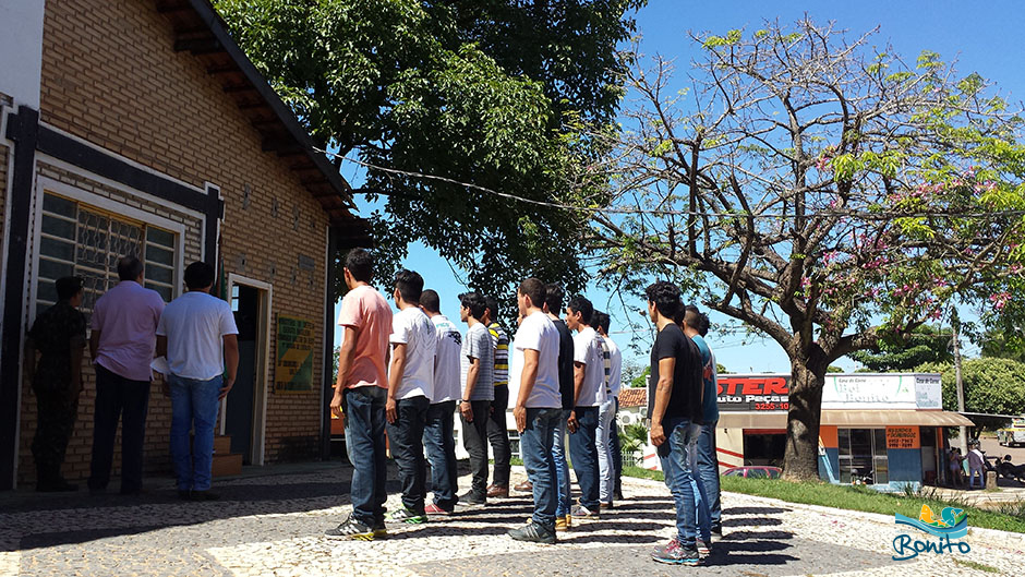 Fotos: Jovens dispensados pelo Serviço Militar fazem juramento a bandeira