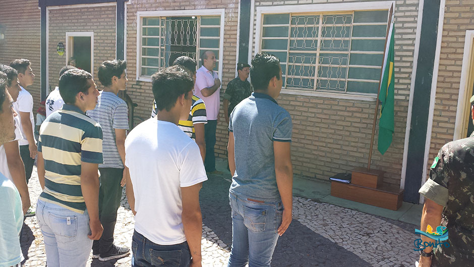 Fotos: Jovens dispensados pelo Serviço Militar fazem juramento a bandeira