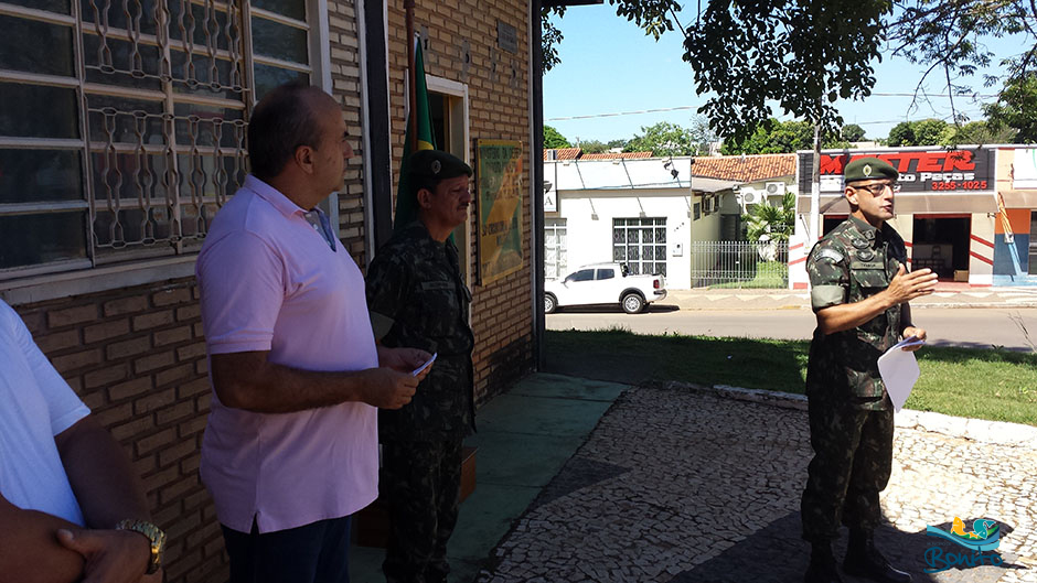 Fotos: Jovens dispensados pelo Serviço Militar fazem juramento a bandeira