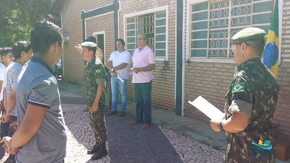 Fotos: Jovens dispensados pelo Serviço Militar fazem juramento a bandeira