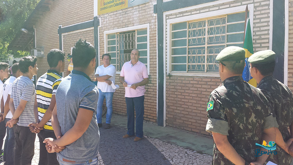 Fotos: Jovens dispensados pelo Serviço Militar fazem juramento a bandeira