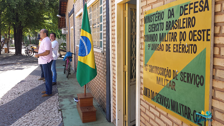 Fotos: Jovens dispensados pelo Serviço Militar fazem juramento a bandeira